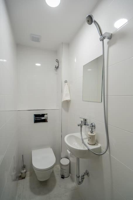 Top Location Central New & Spacious 3 Bdr Apt Medical Academy Szófia Kültér fotó